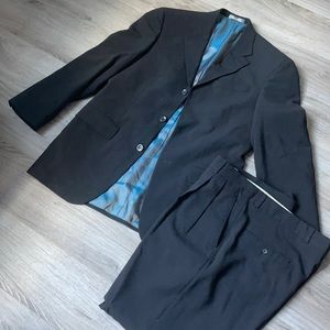 💯 Vintage Oscar de la Renta two piece Men’s suit in black.